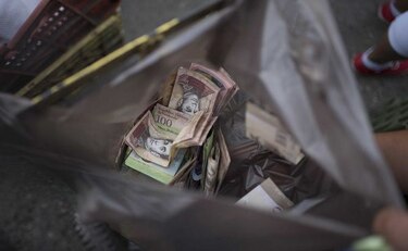 Maduro cierra frontera con Colombia por 72 horas ante contrabando de dinero