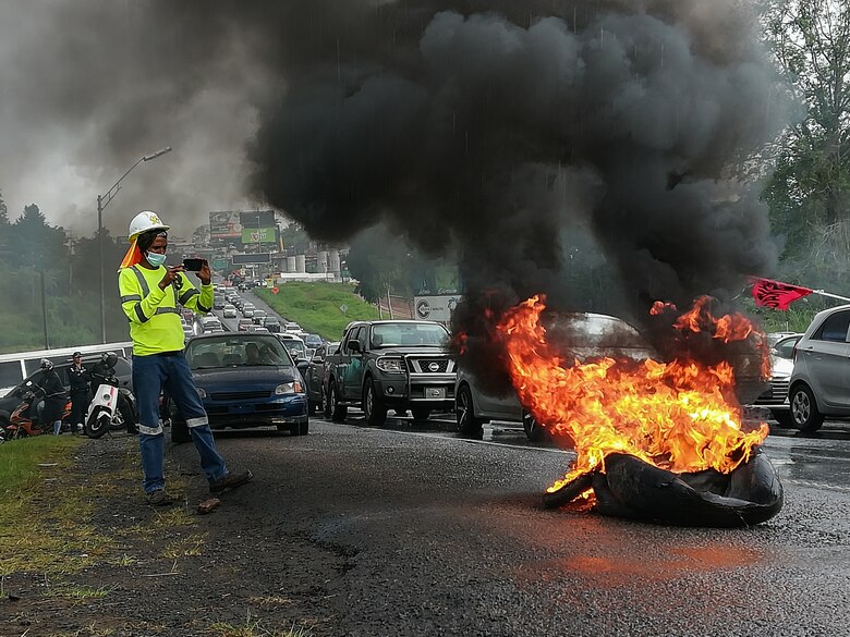 Cierre de calles pone en riesgo el movimiento terrestre de contenedores y el paso de mercancía a Centroamérica