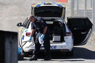 Muere por un disparo de la policía el padre que se fugó con sus tres hijos a un bosque de Nueva Zelanda y estuvo prófugo durante casi 4 años