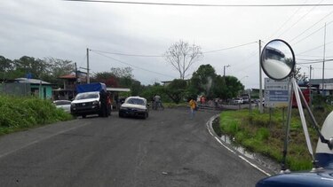 Tranque vehicular en Bocas del Toro debido al cierre de varias vías