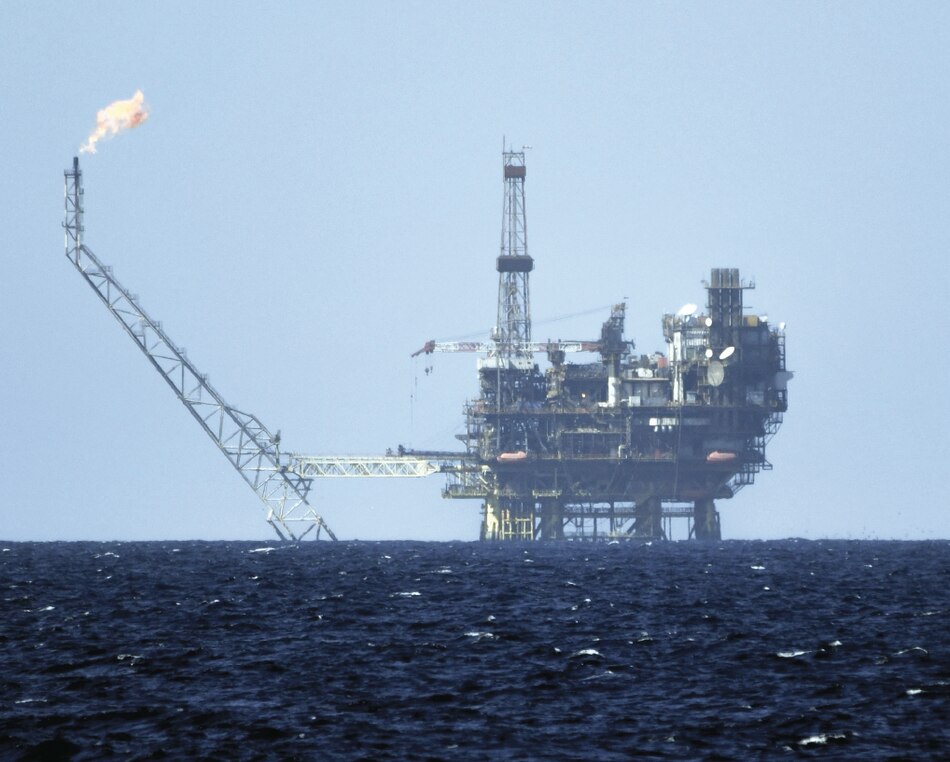 Precio del petróleo baja por caída en reservas