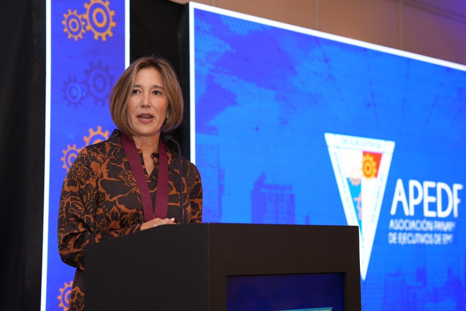 Mirei Endara recibe la Medalla Fernando Eleta en evento de Apede