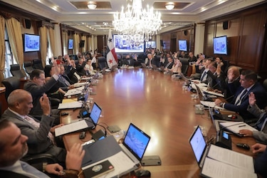 Panamá formaliza la creación de un canal seco de transbordo de mercancía