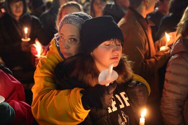 Inculpan de homicidio involuntario a padres de autor de tiroteo en escuela de Estados Unidos