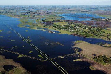 Lluvias extremas y falta de obras inundan la Pampa argentina