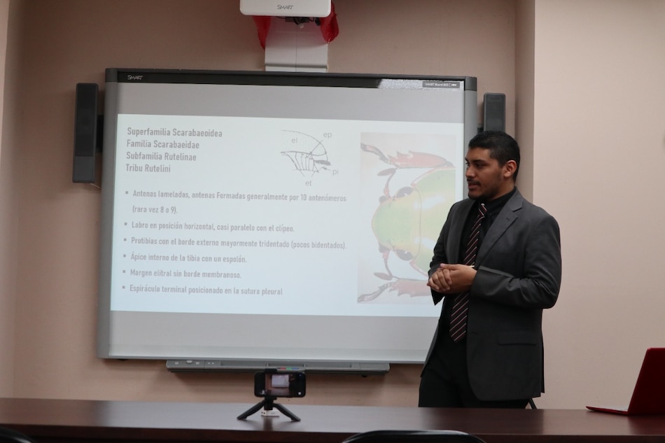 Biólogo panameño es incluido en catálogo mundial de especialistas en estudios de escarabajos