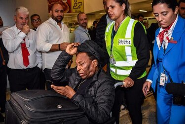 Pelé regresa a Brasil tras su hospitalización en Francia
