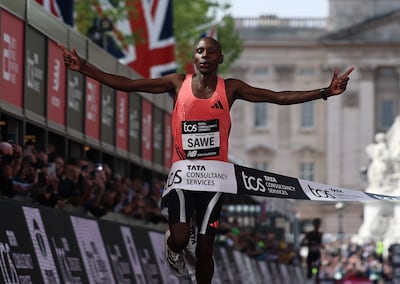 El keniano Sabastian Sawe bate el récord mundial de maratón con menos de 2 horas