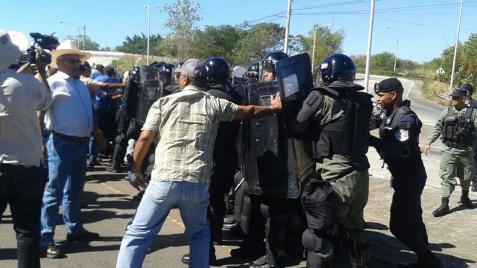 Arroceros protestan para exigir un alto a importaciones del grano