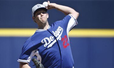 Kershaw recibe pelotazo en el rostro, pero siguió lanzando