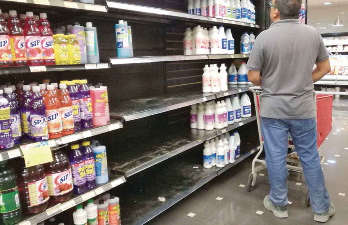 (Arriba). Personal del Metro limpia los vagones. (Abajo). Siguen las compras nerviosas. Román Dibulet/Roberto Cisneros