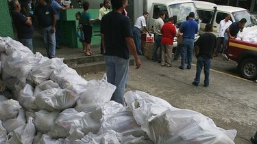 Informe de Contraloría vincula a 12 exfuncionarios en caso de bolsas de comida