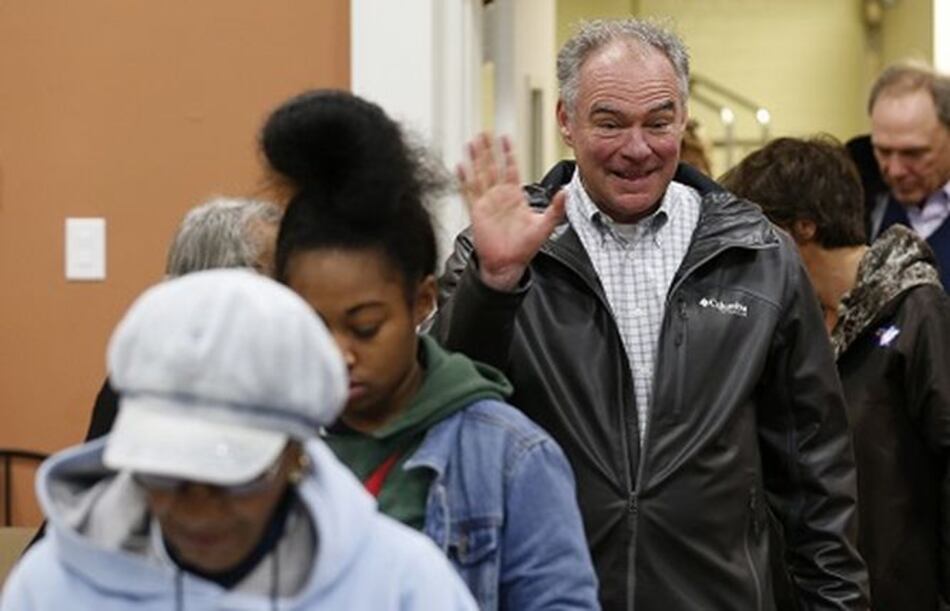 Cierran casillas en la costa este; resultados apretados