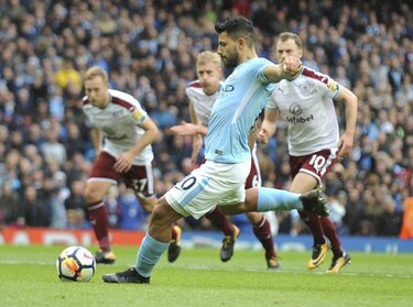 El City golea al Burnley, United pierde ante Huddersfield