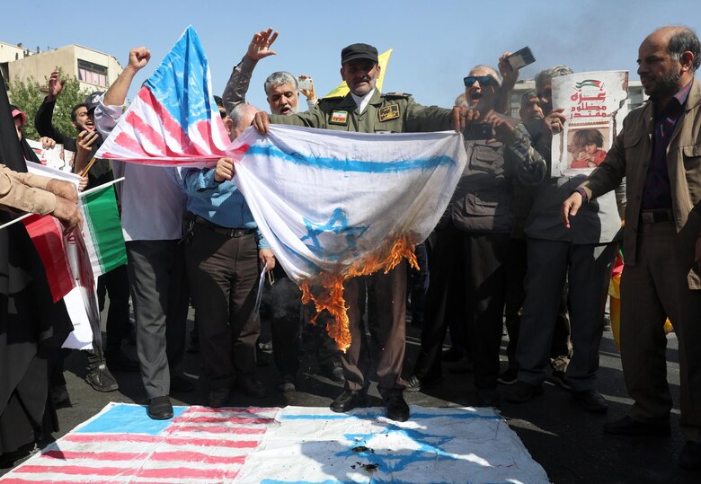 Irán e Israel intercambian golpes sin precedentes y se acercan a una guerra abierta