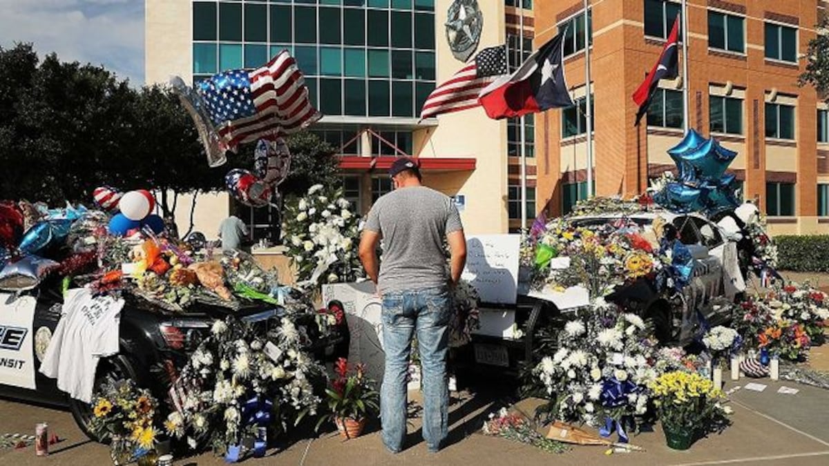 Estados Unidos conmocionado por matanza de policías tras semana de furia racial