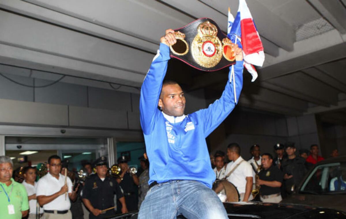 Caluroso y emotivo recibimiento para el supercampeón, Jezreel Corrales