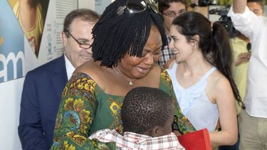 'El niño de la maleta' se reúne con su madre en España