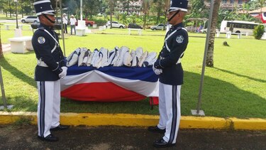 En Colón creman banderas previo a las festividades del mes de la patria