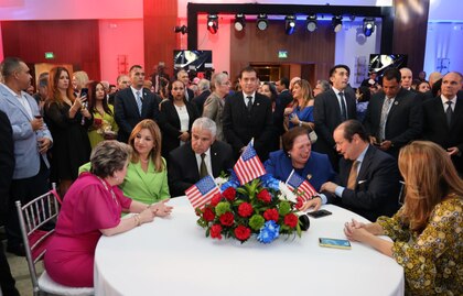 Embajador de EUA se reúne con un grupo de diputados y revoca invitación a otros