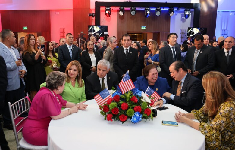 Embajador de EUA se reúne con un grupo de diputados y revoca invitación a otros