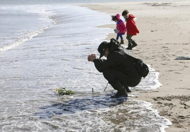 Príncipes herederos de Japón visitan una zona devastada por el tsunami