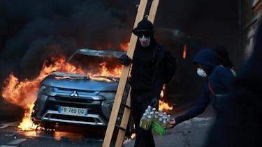 ‘Día de furia’ en Francia: un edificio en llamas y más de 270 detenidos en multitudinarias protestas por la educación y el costo de vida