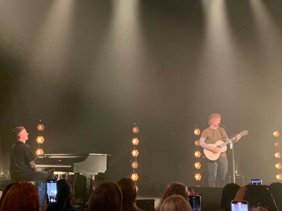 Ed Sheeran adelanta parte de su nuevo disco en un concierto para un grupo reducido de ‘fans’ en Madrid