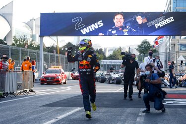 El mexicano Sergio Pérez reina en el caos del Gran Premio de Azerbaiyán