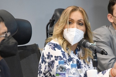 Yanibel Ábrego,  funcionarios a su servicio y de su familia