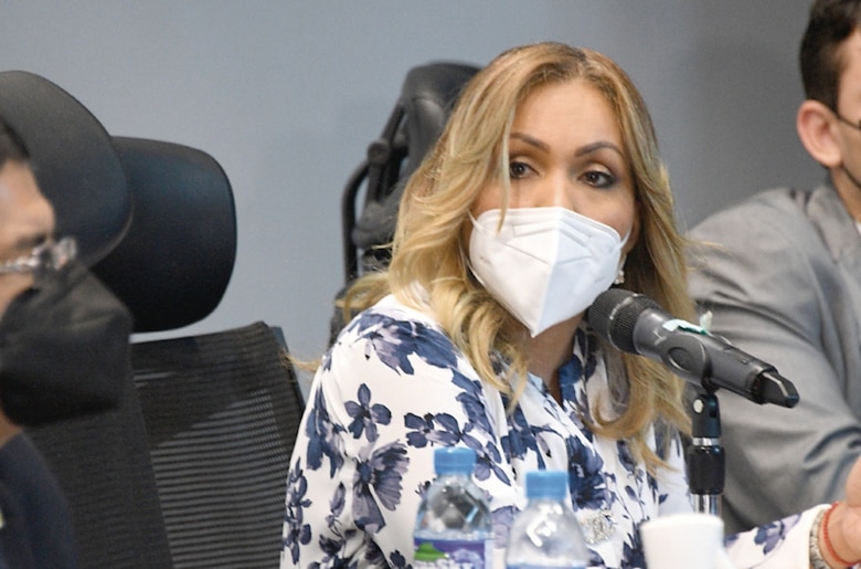 Yanibel Ábrego, funcionarios a su servicio y de su familia