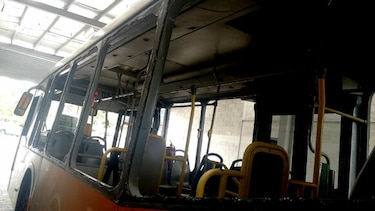 Vandalizan dos unidades de MiBus durante protestas contra las reformas constitucionales