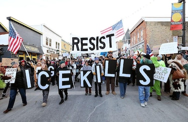 Lea Ypi: por qué decidí investigar la vida de mi abuela cuando una inquietante foto de ella se volvió viral