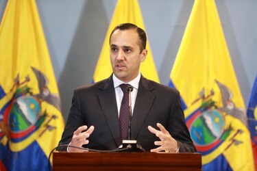 Ecuador expulsa al embajador de Argentina tras fuga de exministra a Venezuela