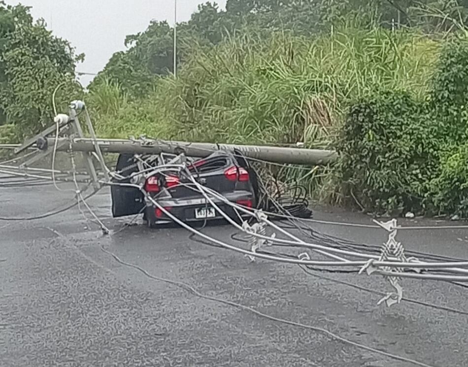 Accidente: la vía Interamericana, cerca de Loma Cová, queda bloqueada tras caída del tendido eléctrico
