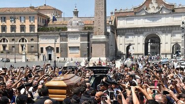 Roma despide a Bud Spencer con aplausos y música
