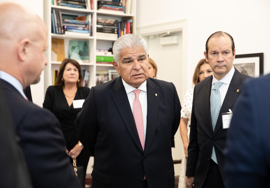 Presidente anunció medidas contra las listas discriminatorias en una reunión con el Consejo de las Américas