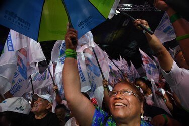 El balance de los cierres de campaña: discursos, música, hoteles y plazas públicas