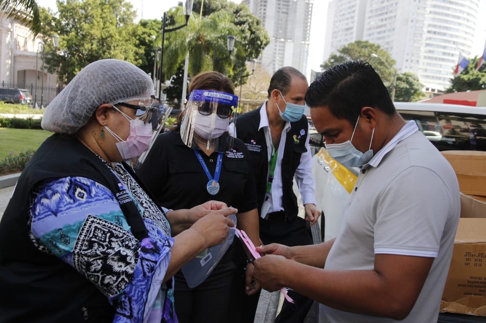 Exhortan al uso de la pantalla facial en el transporte público
