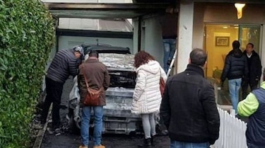Incendian carros del presidente de un club de fútbol italiano, dejará el puesto