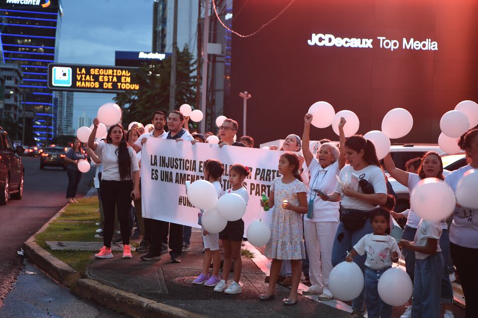 Pacientes y familiares se unen en vigilia por neonatólogo: segunda protesta en dos días