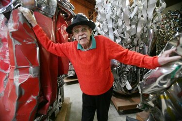 Muere a los 84 años el escultor estadounidense John Chamberlain