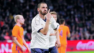 Italia vence a una Holanda en crisis