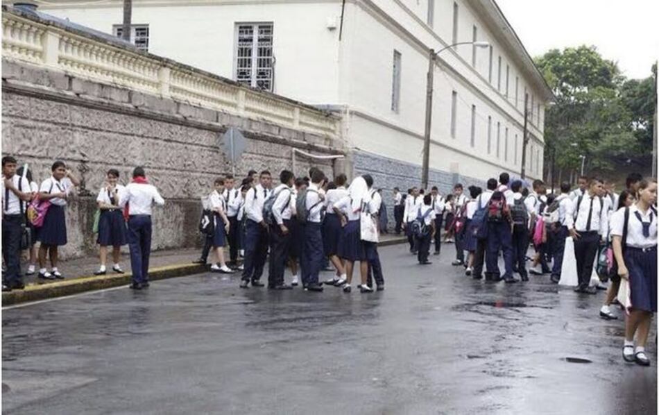 Docentes del IN siguen a la espera de una reunión con la ministra de Educación