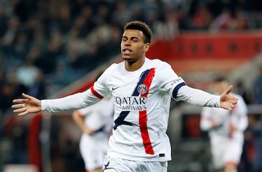 El PSG golea y recupera el liderato; Dro se estrena