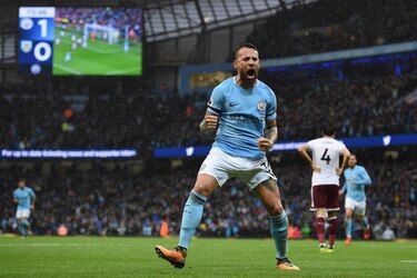 El City golea al Burnley, United pierde ante Huddersfield