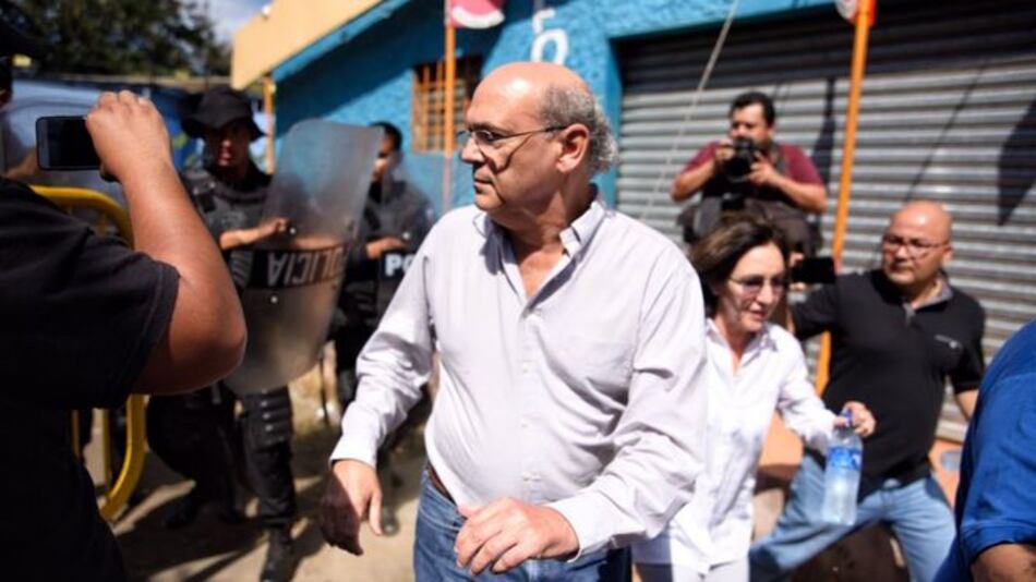 Atacan a periodistas que buscaban explicaciones sobre ocupación del diario ‘Confidencial’