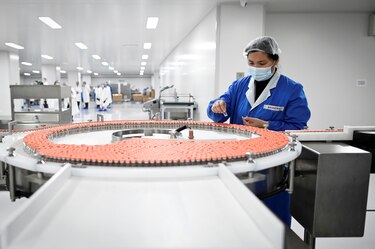 Brasil recibe de China el primer lote con 120,000 dosis de la vacuna CoronaVac