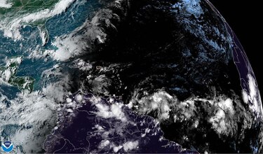 Venezuela restringe vuelos y vías ante llegada de ciclón tropical