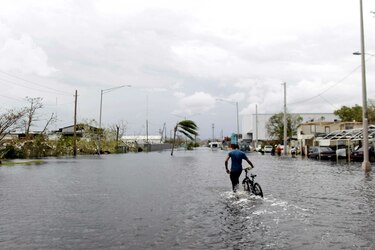 70 mil personas en Puerto Rico son evacuadas por falla de una represa tras el huracán María